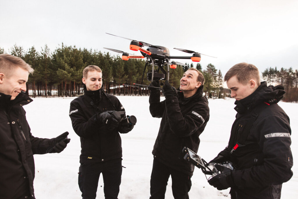 Paloniityn ammattilaisen käsissä oleva pienoiskopteri, jolla rakennuksen ilmalämpökuvaus toteutetaan