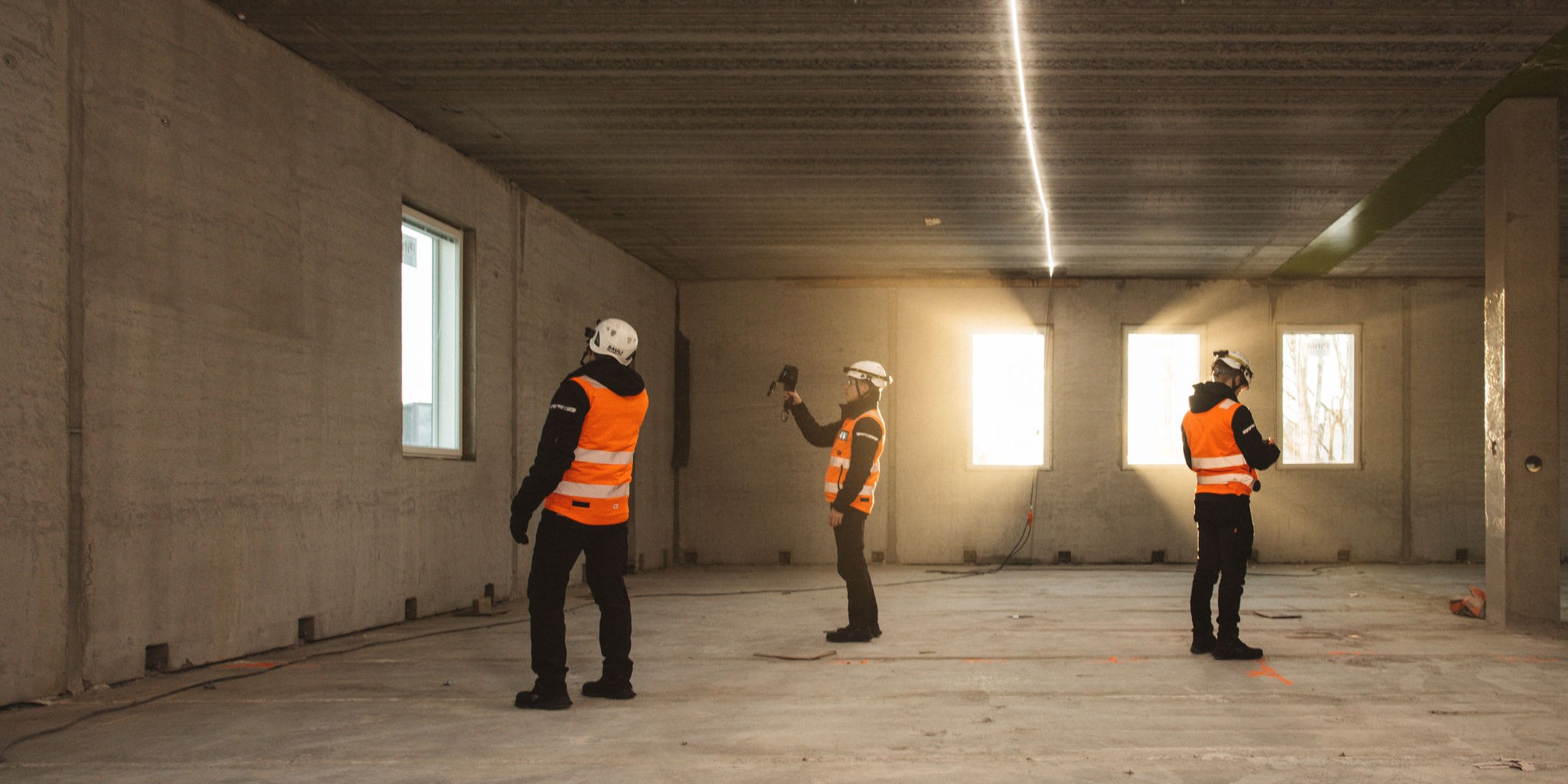 Paloniityn ammattilaiset tekemässä lämpökuvausta